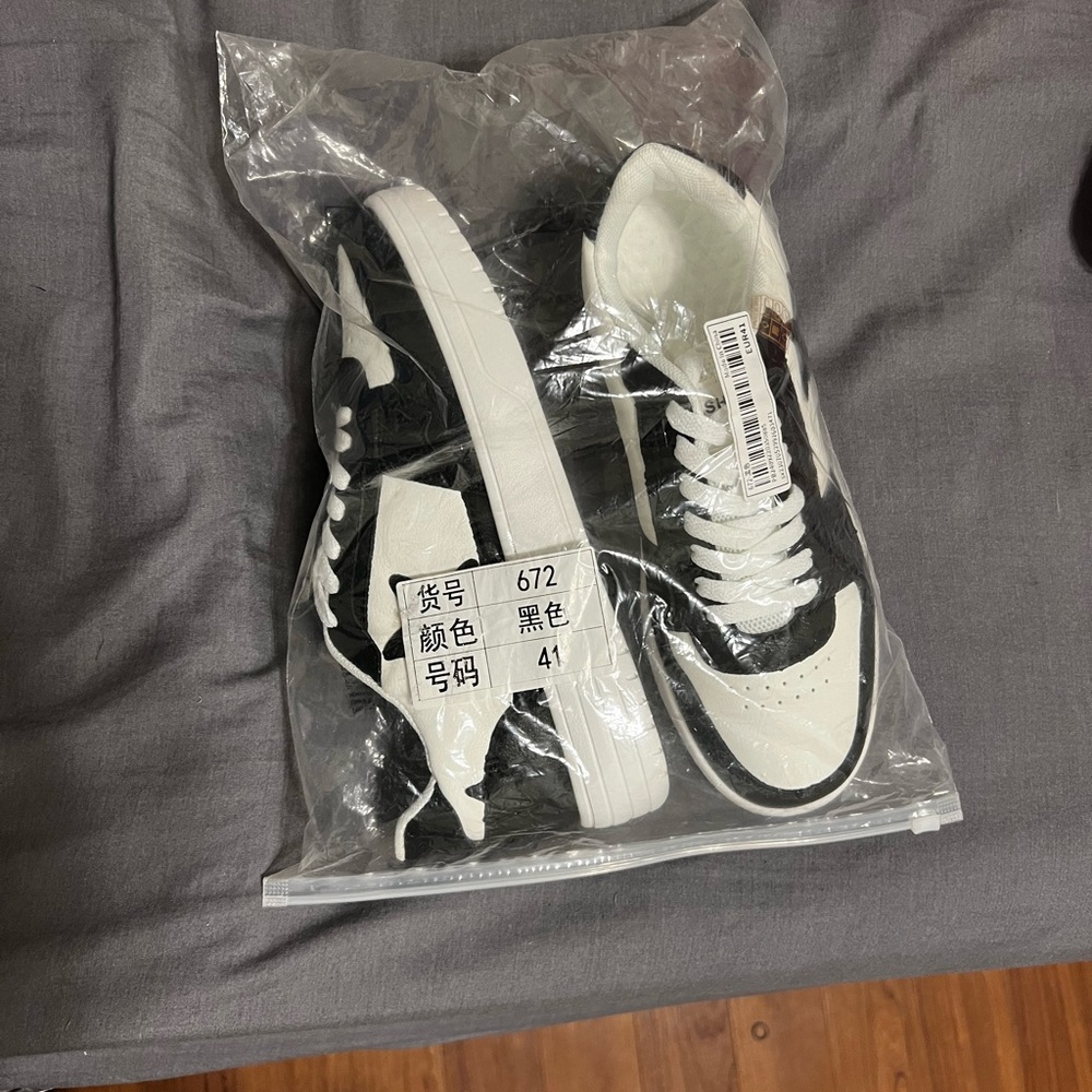 Black and White Low-Top Sneakers Classic Design